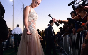 Sao Bollywood bị tát vì mặc váy... quá ngắn